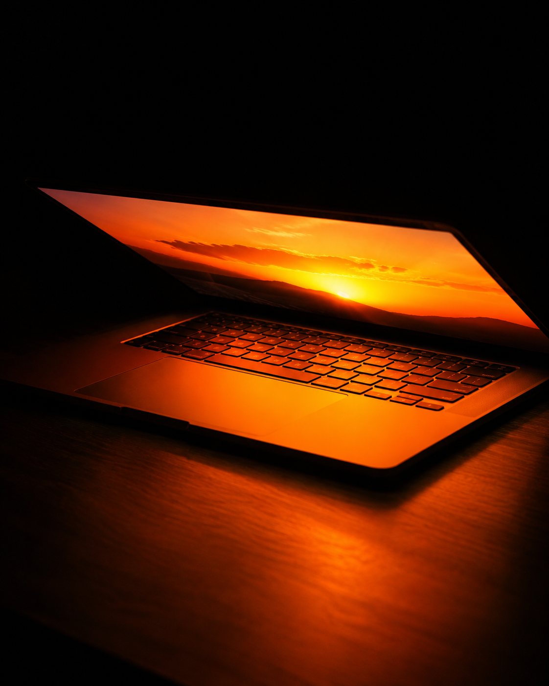 Notebook com tela em gradiente laranja — resultados que você acompanha